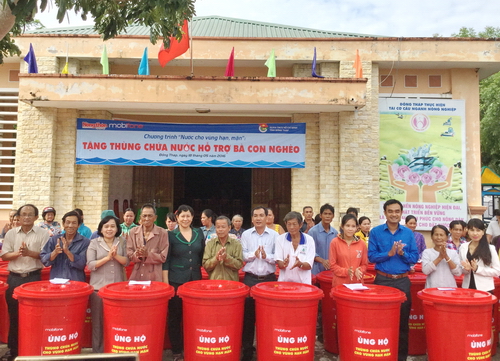 Lễ trao tặng thùng chứa nước ngọt cho người dân vùng biên